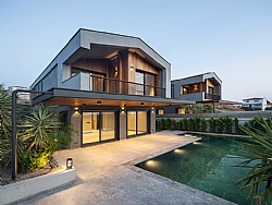 BA�AK AKKOYUNLU DESIGN'DAN MODERN ESTET��� �LE D�KKAT �EKEN V�LLA TASARIMI: CASA UVA